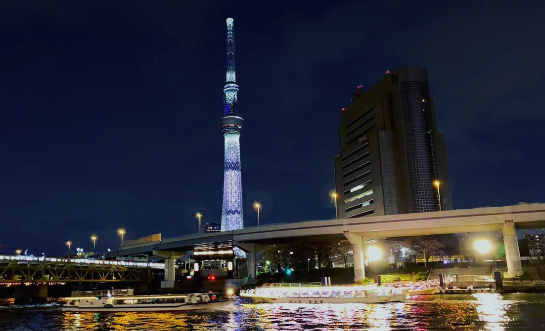 屋形船と東京湾の夜景